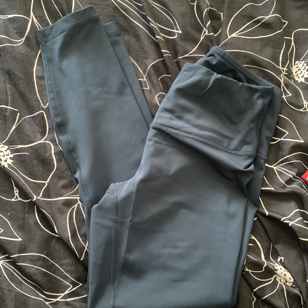 Nearly new - NAVY - ankle length leggings!